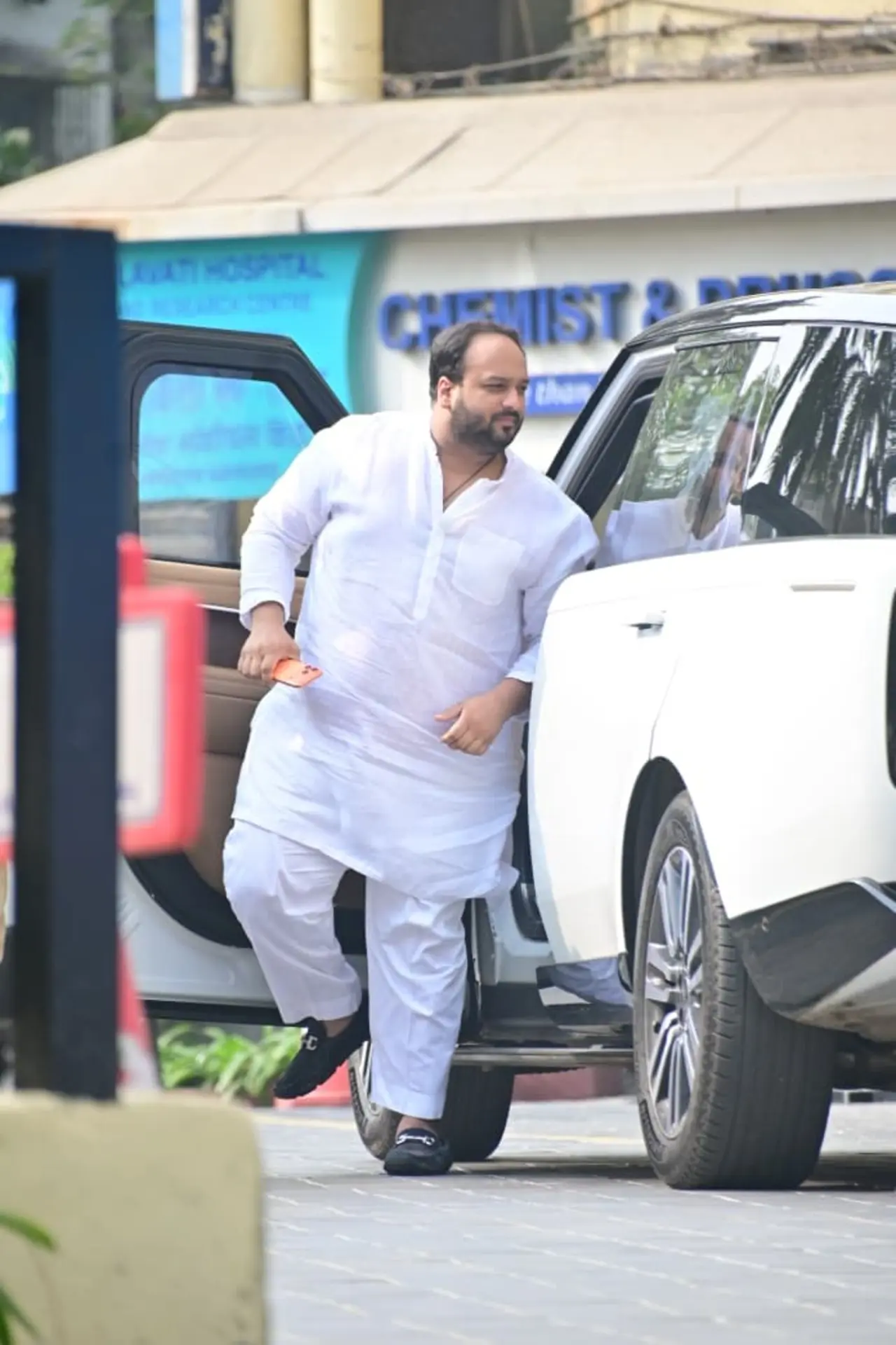 Earlier, Doctor Jalil Parkar had given update on the veteran screenwriter’s health on Tuesday
(In Pic: Zeeshan Siddiqui)